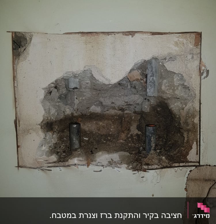 צינורות חשופים בקיר עם טיח מתקלף